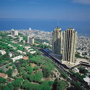 לבקר במלון